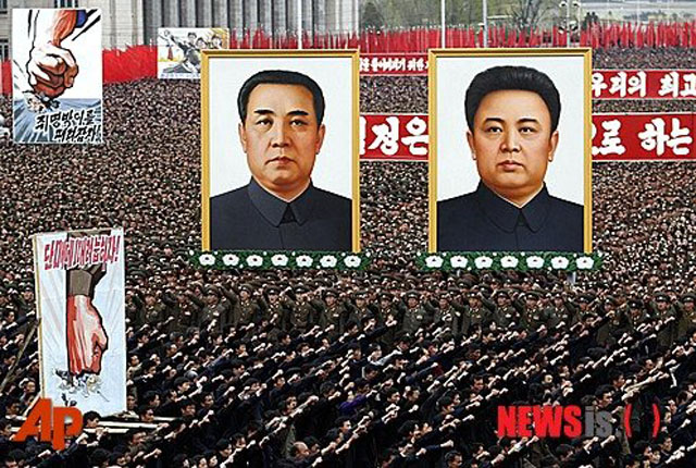 북한 간부들부터 사회주의에 회의감을 느끼고 있다고 한다. 사진은 2012년 4월 군중집회. ⓒ뉴시스 AP. 무단전재 및 재배포 금지.
