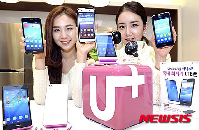 ▲ LG 유플러스는 화웨이와 긴밀한 관계를 자랑한다. 사진은 2015년 12월 화웨이 스마트폰을 출시할 때 사진. ⓒ뉴시스. 무단전재 및 재배포 금지.