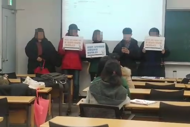 ▲ 백두칭송위원회 산하 청년조직 '대학생 실천단 꽃물결' 단원들이 3일 서울시립대의 한 강의실에서 선전 활동을 벌이고 있는 모습. ⓒ'대학생 실천단 꽃물결' 페이스북