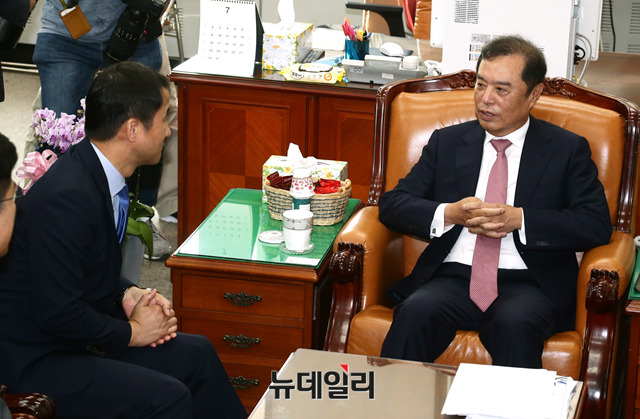 ▲ 한병도 대통령비서실 정무수석비서관이 지난 7월 김병준 자유한국당 비상대책위원장을 예방한 모습. ⓒ이종현 기자