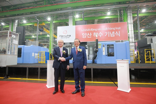 ▲ 김승연 회장(좌측)은 6일 베트남 하노이 인근 화락 하이테크 단지(Hoa Lac Hi-Tech Park)에 있는 한화에어로스페이스 항공기 엔진부품 신공장 준공식에 참석했다. 오른쪽은 쯔엉 화 빙 베트남 수석부총리. ⓒ한화