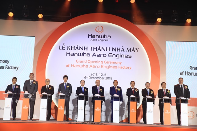 ▲ 김승연 회장(좌측에서 6번째)은 6일 베트남 하노이 인근 화락 하이테크 단지(Hoa Lac Hi-Tech Park)에 있는 한화에어로스페이스 항공기 엔진부품 신공장 준공식에 참석했다. 사진 왼쪽 세번째부터 한화에어로스페이스 신현우 대표, 한화생명 김동원 상무, ㈜한화 금춘수 부회장, 한화그룹 김승연 회장, 베트남 수석부총리 쯔엉 화 빙, 베트남 당정치국원 중앙경제위원회 위원장 응우엔 반 빙, 베트남 과학기술부 장관 쭈 응옥 아잉. ⓒ한화