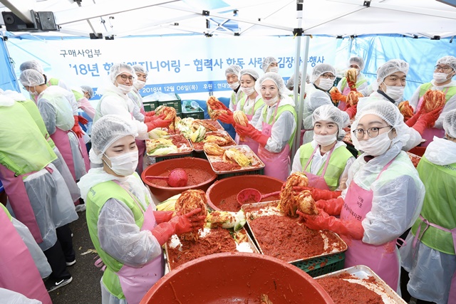 현대엔지니어링 구매사업부 임직원과 협력사 임직원 등 120여명이 김치 담그기 봉사활동을 하고 있다. ⓒ현대엔지니어링