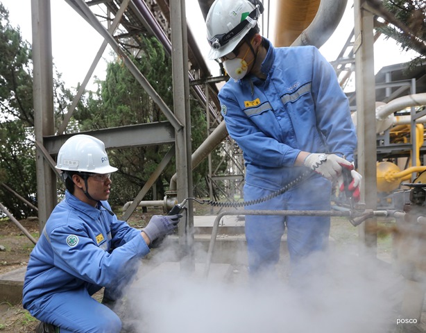 ▲ 포항제철소 직원들이 한파에 대비해 전용 장비로 증기관을 점검하고 있다.ⓒ포스코