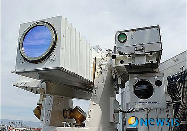 ▲ 美해군이 2011년 4월 시험했던 해상용 레이저 포. 현재는 실전배치된 상태다. ⓒ뉴시스. 무단전재 및 재배포 금지.