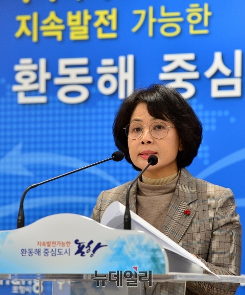 ▲ 윤영란 복지국장이 생활폐기물에너지 시설 관련 브리핑을 하고 있다.ⓒ뉴데일리