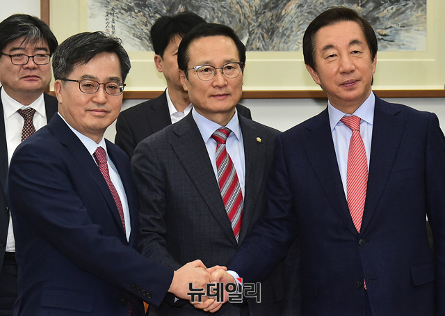 ▲ 홍영표 더불어민주당 원내대표, 김성태 자유한국당 원내대표, 김동연 부총리 겸 기획재정부 장관이 6일 오후 국회 운영위원장실에서 내년도 예산안 합의 결과를 발표하고 기념사진을 촬영하고 있다. ⓒ뉴데일리 이종현 기자