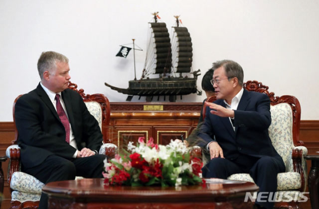 ▲ 지난 9월 방한 당시 문재인 대통령과 만난 스티븐 비건 美국무부 대북정책 특별대표. 이제 미국의 한반도 정책은 그가 실질적인 책임자다. ⓒ뉴시스. 무단전재 및 재배포 금지.