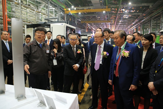 ▲ 6일 베트남 하노이 인근 화락 하이테크 단지(Hoa Lac Hi-Tech Park)에 있는 한화에어로스페이스 항공기 엔진부품 신공장 준공식 후 김승연 한화그룹 회장(앞줄 오른쪽 세번째)와 베트남 쯔엉 화 빙 수석 부총리(앞줄 오른쪽 두번째)가 생산라인을 둘러보고 있다.ⓒ한화