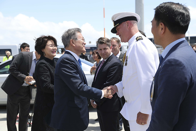 ▲ 문재인 대통령이 지난 4일 귀국하기 위해 오클랜드 공항을 출발하기 직전의 모습. ⓒ청와대 제공