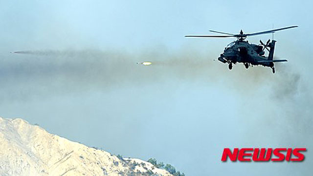 ▲ 2015년 8월 서북도서에서 사격훈련 중인 AH-64E 아파치 헬기. ⓒ뉴시스. 무단전재 및 재배포 금지.