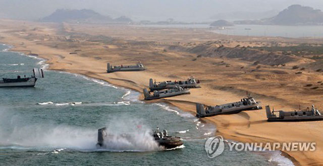 ▲ 2016년 3월 북한군이 실시했던 공기부양정 기습침투훈련. ⓒ연합뉴스. 무단전재 및 재배포 금지.