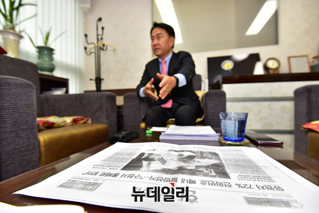 ▲ 자유한국당 소속 이성헌 전 의원이 4일 서울 서대문구에 위치한 지역사무실에서 최근 한 매체의 의혹 기사로 억울하게 불법 선거 누명을 썼다고 설명했다. ⓒ뉴데일리 정상윤 기자