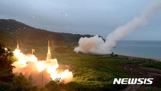 ▲ 북한의 협박이 한창이던 2017년 7월 한국군은 동해안에서 보복타격 훈련을 실시했다. 사진은 당시 '현무-2' 탄도미사일을 발사하는 장면. ⓒ뉴시스. 무단전재 및 재배포 금지.