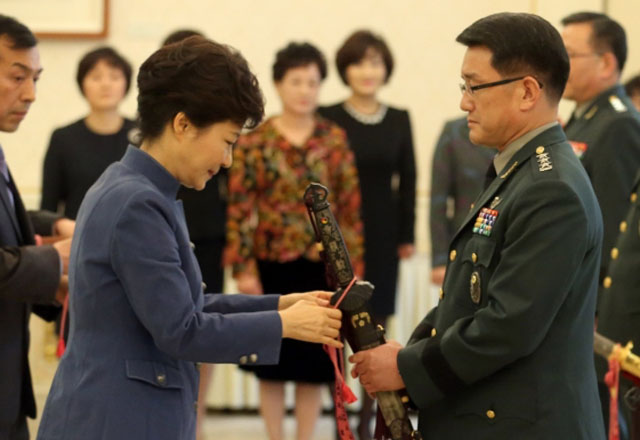 ▲ 2013년 11월 청와대에서 박근혜 당시 대통령과 만난 이재수 前기무사령관. ⓒ연합뉴스. 무단전재 및 재배포 금지.