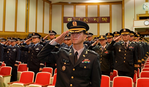 ▲ 7일 대전 합동군사대학교에서 열린 기본정규과정 졸업식에서 육‧해‧공군 등의 장교들이 거수경례를 하고 있다.ⓒ합동군사대학교
