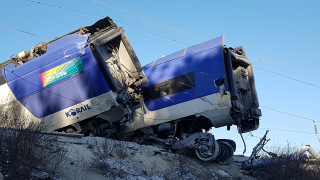 ▲ 8일 오전 7시 35분께 강원 강릉시에서 서울행 KTX 열차가 탈선했다.ⓒ연합뉴스