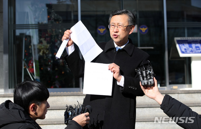 ▲ 고 이재수 전 기무사령관의 변호인이 8일 오전 서울 송파경찰서에서 유서를 공개하고 있다.ⓒ뉴시스