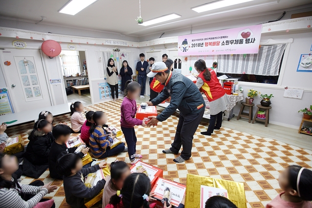 ▲ 동대구우체국 행복나눔봉사단원들이 지난 5일 오후 동구 신암동에 소재한 신암지역아동센터에서 아동들의 소원을 들어주는 ‘행복배달 소원우체통 선물 나눔 행사’로 장난감, 학용품 등 선물을 전달하고 있다.ⓒ경북우정청