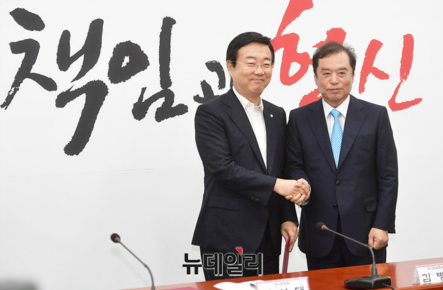 ▲ 자유한국당 김종석 의원. 그는 오는 11일 열릴 자유한국당 원내대표 선거에서 김학용 원내대표 후보와 발을 맞춰 정책위의장 후보로 출마한다. 오른쪽은 김병준 자유한국당 비상대책위원장이다. ⓒ뉴데일리 정상윤 기자