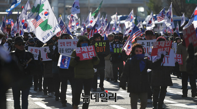 ▲ 제95차 태극기 집회가 '대한민국 반역세력 처단대회'의 이름으로 8일 오후 서울역 광장에서 대한애국당 주최로 진행되고 있다. 이들은 박근혜 전 대통령의 탄핵주동자와 북한 김정은, 현 정권을 비판하며 가두행진을 이어갔다. ⓒ뉴데일리 정상윤 기자