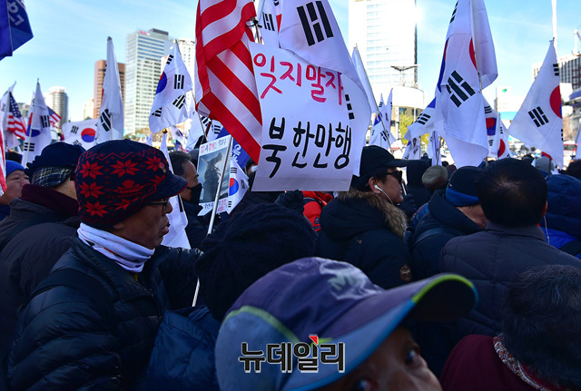 ▲ 제95차 태극기 집회가 '대한민국 반역세력 처단대회'의 이름으로 8일 오후 서울역 광장에서 대한애국당 주최로 진행되고 있다. 참가자가 