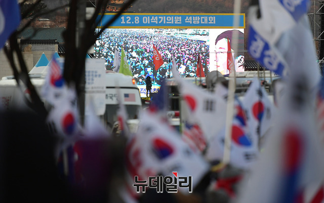 ▲ '대한민국 반역세력 처단대회'가 8일 오후 서울 종로구 세종문화회관 앞에서 열리고 있는 가운데 광화문 북측광장에서 이석기 석방대회가 동시에 진행되고 있다. 이석기 전 통합진보당 의원은 내란 선동 혐의로 수감 중이다. ⓒ뉴데일리 정상윤 기자