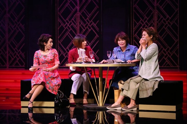 ▲ 뮤지컬 '메노포즈' 공연 장면. 왼쪽부터 백주연, 신효범, 조혜련, 황석정.ⓒ플레이앤씨, 달 컴퍼니