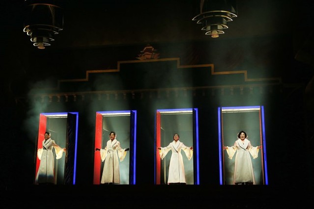 ▲ 뮤지컬 '메노포즈' 공연 장면. 왼쪽부터 홍지민, 김선경, 유보영, 이경미.ⓒ플레이앤씨, 달 컴퍼니