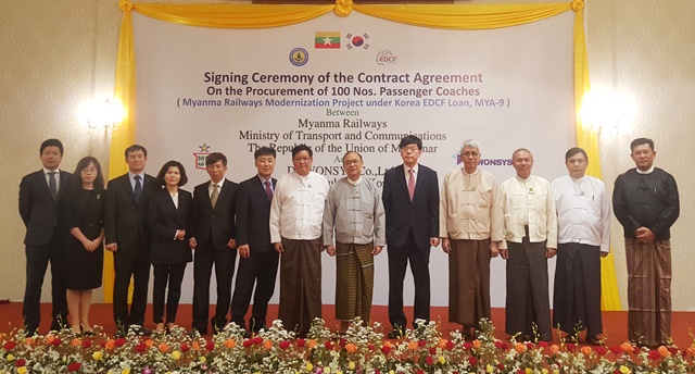 ▲ ㈜한화와 상생 파트너십을 맺은 ㈜다원시스가 지난 5일 미얀마 철도청과 약 430억원 규모의 '미얀마 객차 100량 공급 사업 계약을 체결하고 기념촬영에 임하고 있다. (왼쪽 첫번째 김동현 (주)한화 미얀마 지사장, 왼쪽 일곱번째 뚜레인 윈(THUREIN WIN) 미얀마 철도청장, 오른쪽 여섯번째 딴 신 마웅(THANT SIN MAUNG) 미얀마 교통통신부장관, 오른쪽 다섯번째 박선순 (주)다원 시스 대표이사).ⓒ한화