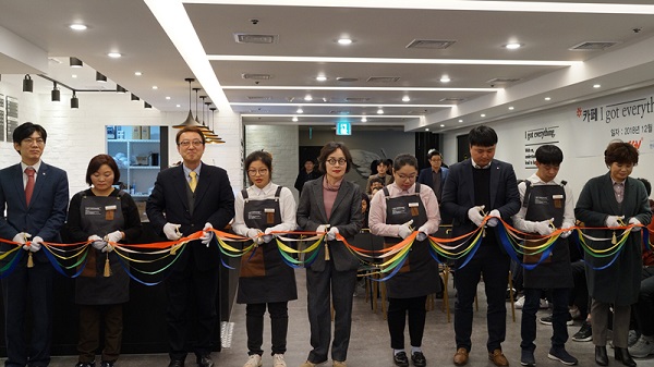 ▲ CGV광주첨단 '아이갓에브리씽' 개소식에 참석한 관계자들이 리본 커팅식을 하고 있는 모습. ⓒCJ CGV