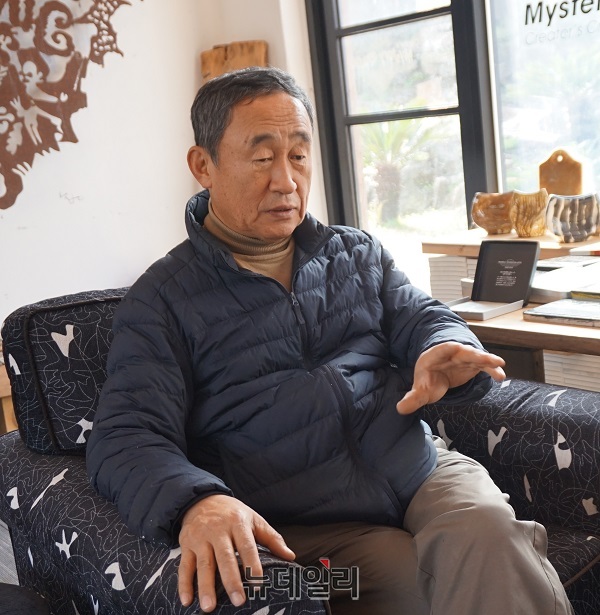 ▲ 강우현 제주 탐나라공화국 대표가 사무실에서 뉴데일리와 인터뷰를 하고 있다.ⓒ김정원 기자