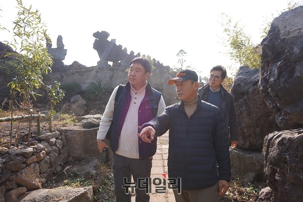 ▲ 강우현 대표가 충북 청주에서 방문한 이종태 본정초콜릿 대표와 김광현 한세이프 대표에게 탐나라공화국에 조성되고 있는 먹이도 안 주고 똥도 없는 ‘똥물원’에 대한 설명을 하고 있다.ⓒ김정원 기자