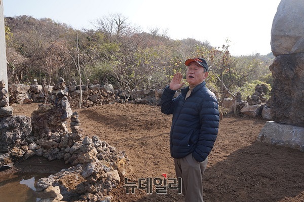 ▲ 강우현 탐나라공화국 대표가 미리 조성한 자신이 묻힐 묘자리 앞에서 피안대소하고 있다.강 대표는 탐나라공화국에 비석도 세워놓았다.ⓒ김정원 기자