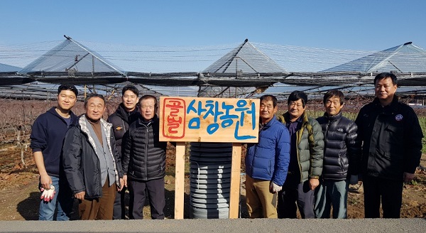 ▲ 지난 5일 경북 영천시 화북면 입석리에서 강우현 대표(좌측으로부터 두번째)와 나미나라공화국 직원, 영천시 관계자, 농민들이 참석한 가운데 농장이름을 새긴 표지판을 세운뒤 기념촬영을 하고 있다.ⓒ제주 탐나라공화국