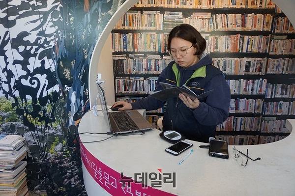 ▲ 제주탐나라공화국 최현진 주임이 탐나라공화국을 방문한 고객을 대상으로 입국심사를 하고 있다.ⓒ김정원기자