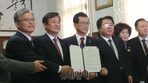 ▲ 10일 이시종 충북도지사와 김병우 교육감이 장선배 충북도의회 의장, 한범덕 청주시장, 이숙애 도의회 교육위원장, 연종석 예결위원장 등이 참석한 가운데 도지사 집무실에서 ‘초·중·고·특수학교 무상급식 경비’와 ‘미래인재육성’에 대한 합의서에 서명했다.ⓒ박근주 기자