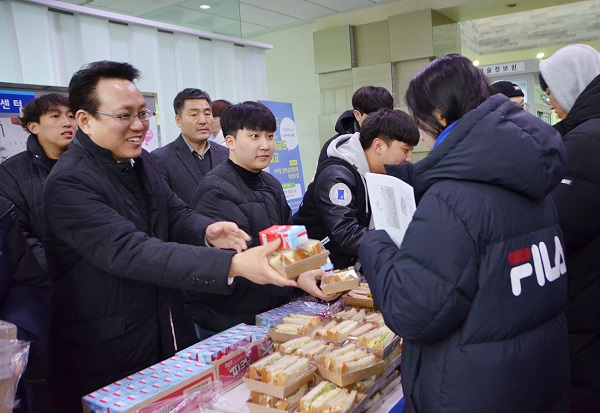 ▲ 손석민 총장이 기말고사 첫날인 10일 학생들에게 간식을 나눠주고 있다.ⓒ서원대