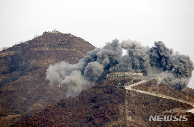 ▲ 지난 11월 15일 철원 인근 중부전선 GP 폭파장면. 뒷편은 북한군 GP다. ⓒ뉴시스. 무단전재 및 재배포 금지.