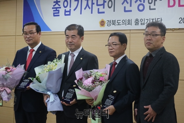 ▲ 베스트 도의원에 선정된 3명 의원이 양승복 도의회 출입기자단 간사(제일 오른쪽)와 기념촬영을 하고 있다.ⓒ뉴데일리