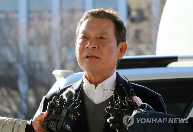 ▲ 윤장현 전 광주시장이 10일 오전 광주지검에 출석하면서 기자들의 질문에 답하고 있다. ⓒ연합뉴스