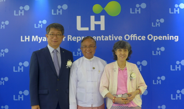 ▲ LH 미얀마 대표사무소 개소식에 참석한 박상우 LH 사장(왼쪽) 및 우 한쪼 미얀마 건설부 장관 내외가 기념촬영을 하고 있다.ⓒLH