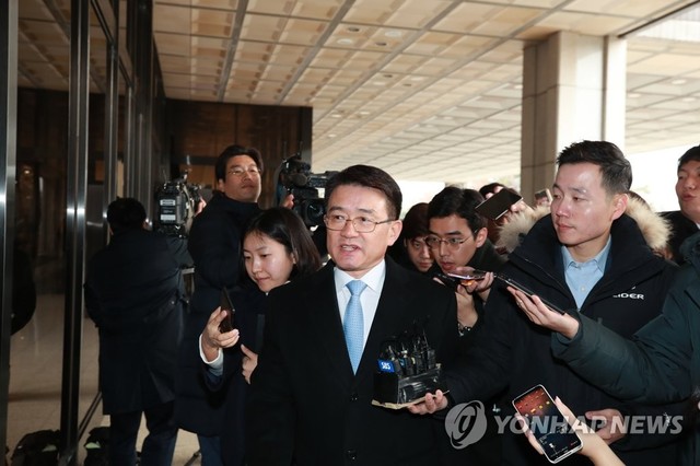 ▲ 이재수 전 기무사령관이 지난 27일 검찰 조사를 받기 위해 서울중앙지검으로 출석하고 있는 모습. ⓒ연합뉴스