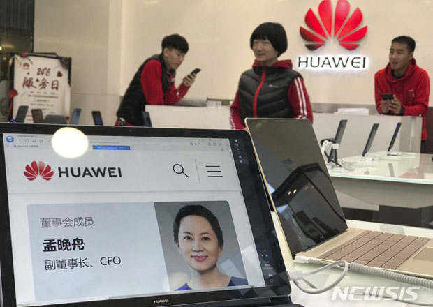 ▲ 中화웨이 매장의 노트북에 뜬 멍완저우 부회장 겸 CFO의 얼굴. ⓒ뉴시스 AP. 무단전재 및 재배포 금지.