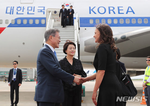 ▲ 아르헨티나에 도착한 문재인 대통령 내외. 뒤에 보이는 비행기의 주인은 대한항공이다. ⓒ뉴시스. 무단전재 및 재배포 금지.