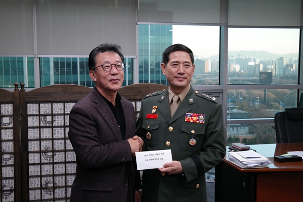 ▲ 자유한국당 홍철호 의원은 10일 국회 의원회관에서 전진구 해병대 사령관을 만나 장병들을 위한 격려금을 전달했다. ⓒ홍철호 의원실 제공