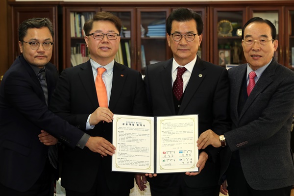 ▲ 10일 이시종 충북도지사와 정상혁 보은군수, 박일준 한국동서발전㈜ 사장, 김형남 ㈜한프 대표이사가 충북도청에서 보은연료전지 발전사업 관련 공동개발 업무 협약식을 가졌다.ⓒ충북도
