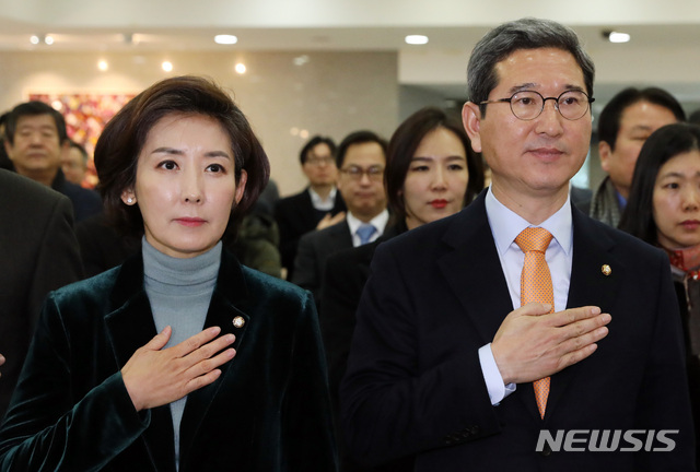 ▲ 0일 오전 서울 영등포구 여의도 국회 의원회관에서 열린 국회 국가재조포럼 토론회 '인공지능(AI) 선진국으로 가는 길'에 참석한 자유한국당 원내대표 후보인 나경원, 김학용 의원이 국민의례를 하고 있다. ⓒ뉴시스