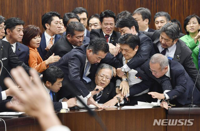 ▲ 지난 8일 자정 무렵 日참의원 법무위원회 의결 현장. ⓒ뉴시스 AP. 무단전재 및 재배포 금지.
