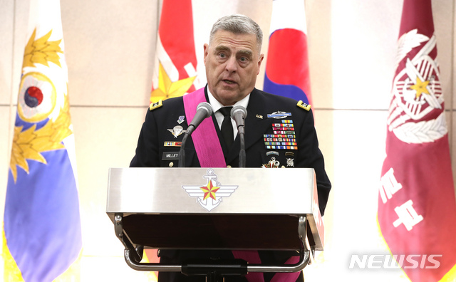 ▲ 지난 8월 보국훈장 통일장을 수여받은 마크 밀리 美육군참모총장ⓒ뉴시스. 무단 전재 및 재배포 금지.